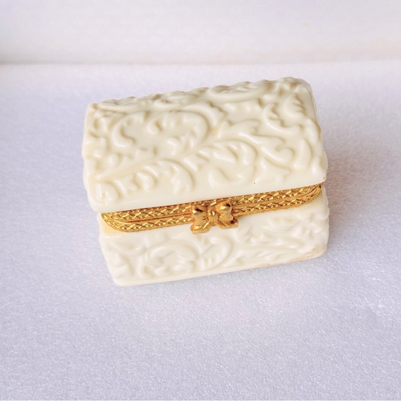 VINTAGE Hollywood Regency Ivory Ceramic Trinket Box w Gold Trim Bow & Hinge - Picture 2 of 16